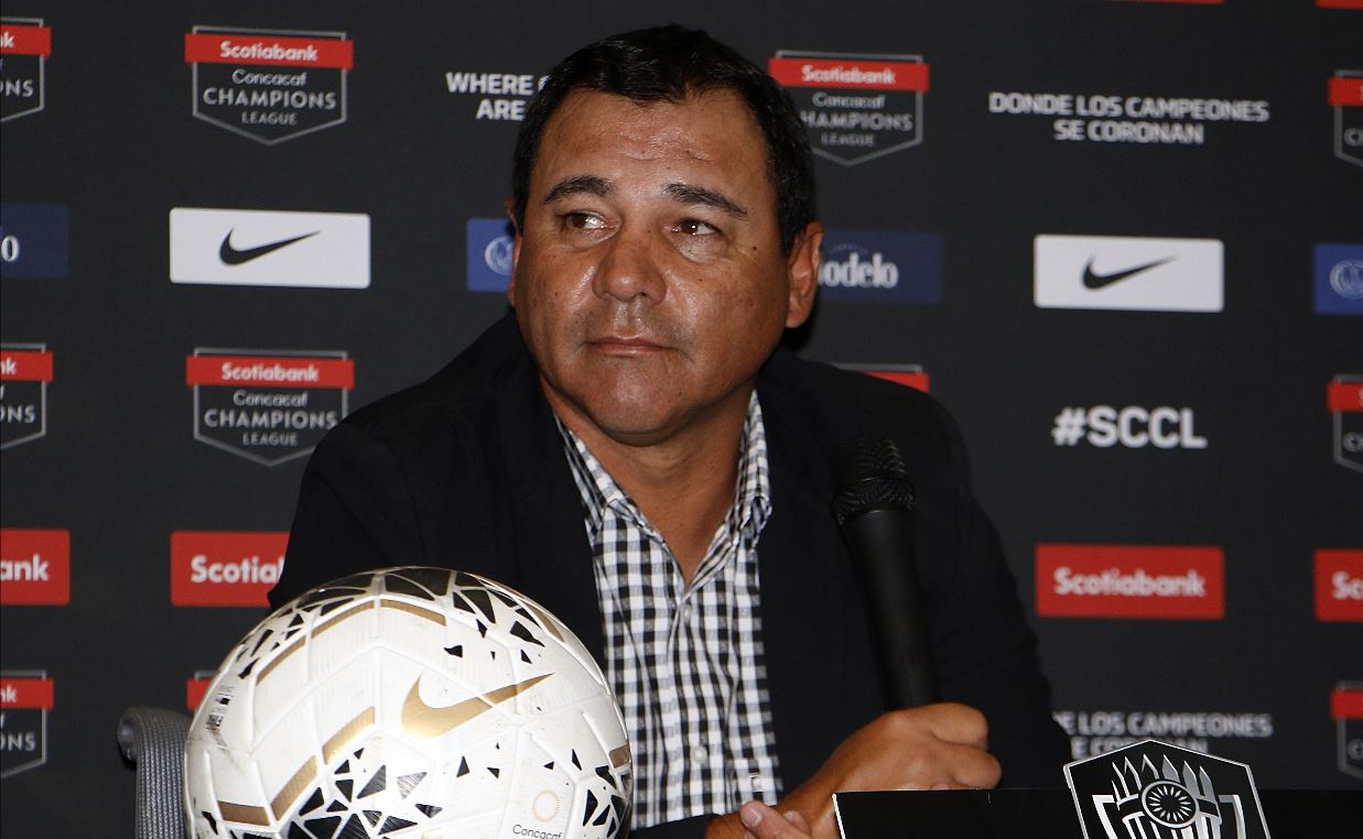 Mauricio Tapia, entrenador crema, durante la conferencia de prensa en México. (Foto Prensa Libre: Cortesía Sherly Pérez)