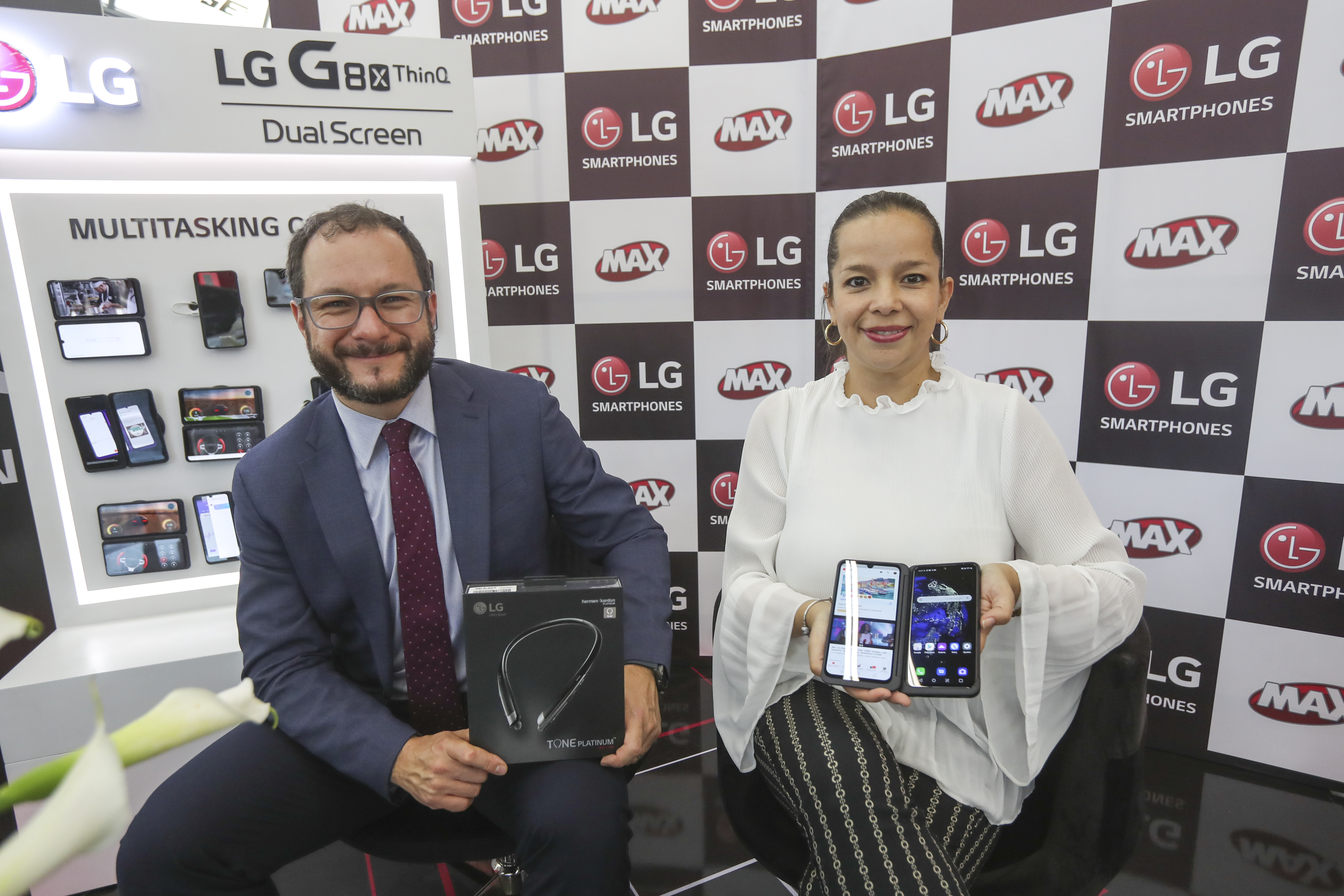 Martin Prera, director de Mercadeo de Grupo Distelsa, y Karen Santizo, gerente de mercadeo regional de LG. Foto Prensa Libre: Norvin Mendoza