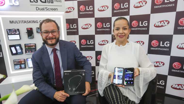 Martin Prera, director de Mercadeo de Grupo Distelsa, y Karen Santizo, gerente de mercadeo regional de LG. Foto Prensa Libre: Norvin Mendoza