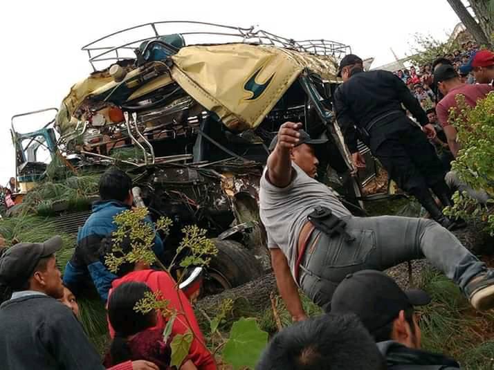 Un muerto dejó el accidente de un autobús en Santa María Chiquimula, Totonicapán. ( Foto Prensa Libre: Cortesía) 