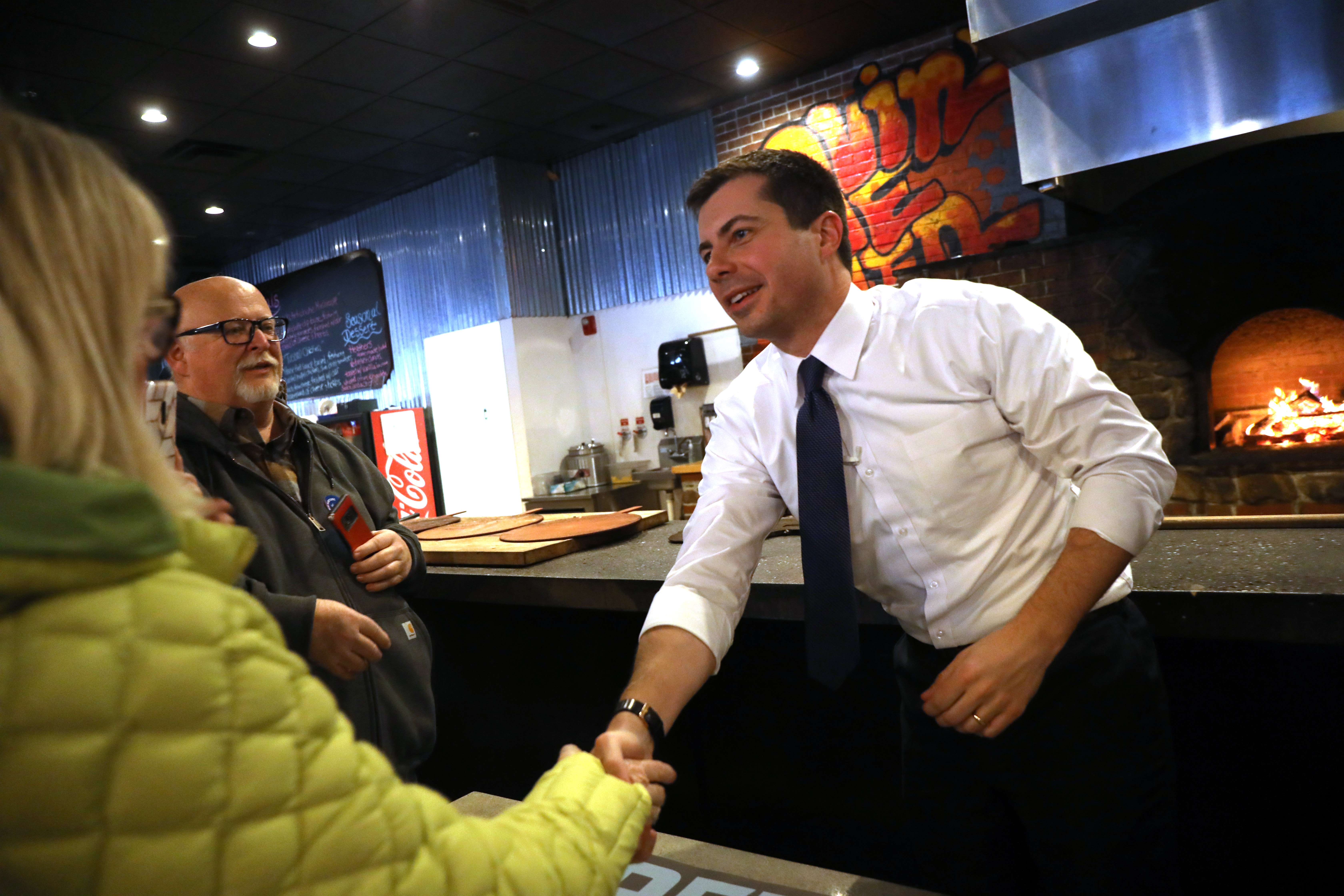 El candidato Pete Buttigieg se dirige a sus seguidores en New Hampshire. (Foto Prensa Libre: AFP)