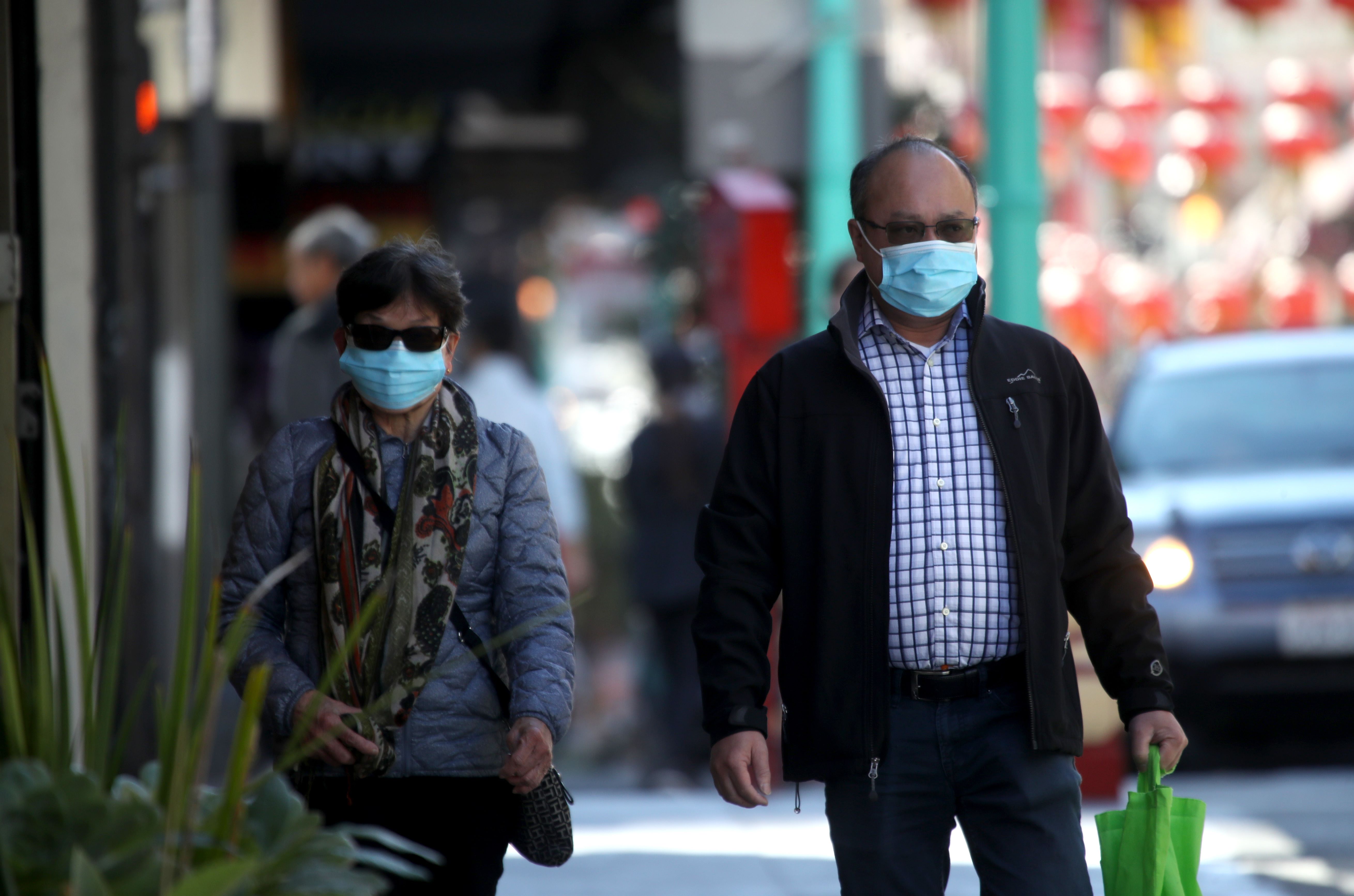 Californianos utilizan mascarillas al caminar por la calle en San Francisco. (Foto Prensa Libre: AFP)