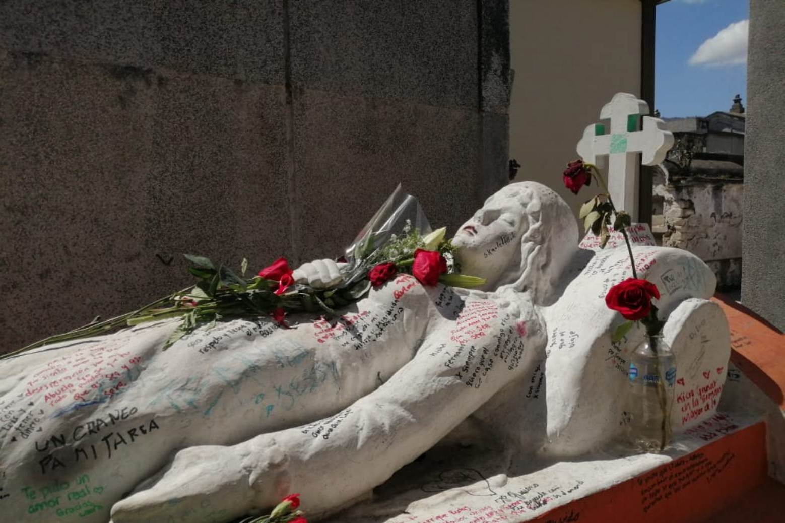 Para el 14 de febrero en Quetzaltenango algunas personas acostumbran a visitar la tumba de Vanushka. (Foto Prensa Libre: María Longo) 