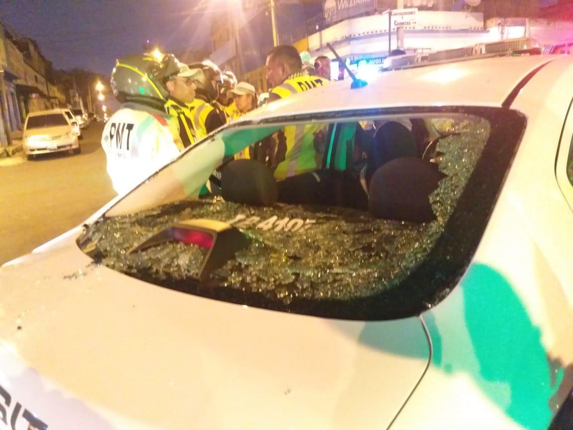 La patrulla donde se transportaban agentes de la PMT quedó destruida. (Foto Prensa Libre: PMT)