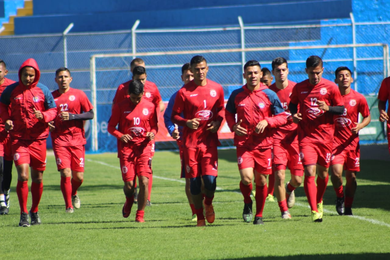 Debido al poco tiempo para preparar el juego hoy se planificó un trabajo de recuperación. (Foto Prensa Libre: Raúl Juárez)