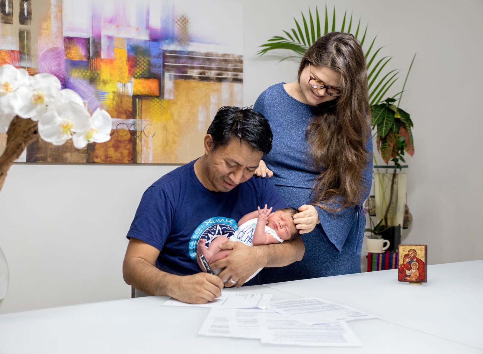 En febrero de 2019, Marcos Antil firma el compromiso de venta de XumaK, que conllevó un proceso de estudio y análisis que duró  un año, junto a su esposa, Yana, y su hija Lucía. (Foto Prensa Libre: Cortesía)