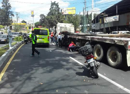 Un árbol cayó sobre un cabezal  y un motorista en la ruta Interamericana (Foto Prensa Libre: Conred)