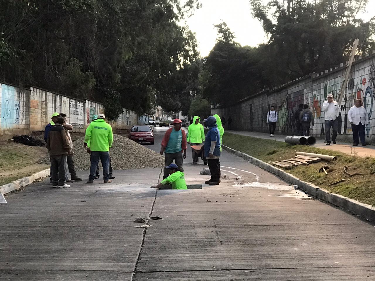 Empleados municipales detectaron la formación de una caverna en el bulevar principal de la colonia Pablo VI en la zona 7 de Mixco. (Foto Prensa Libre: Miriam Figueroa)