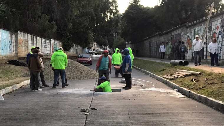 Empleados municipales detectaron la formación de una caverna en el bulevar principal de la colonia Pablo VI en la zona 7 de Mixco. (Foto Prensa Libre: Miriam Figueroa)