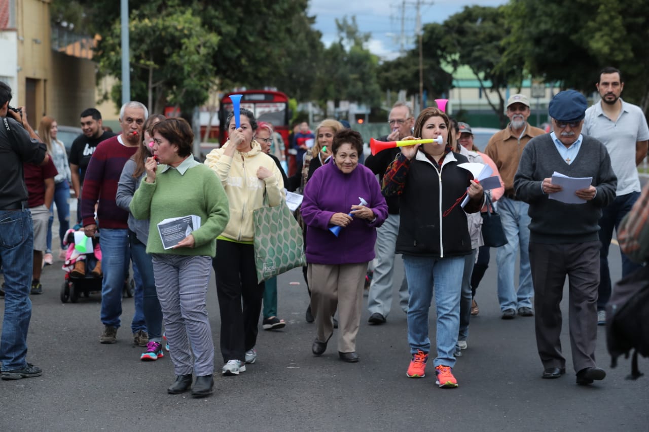 Los vecinos de Ciudad Nueva realizaron una caminata pacífica en la colonia para denunciar la falta de agua. Foto Prensa Libre: Érick Ávila