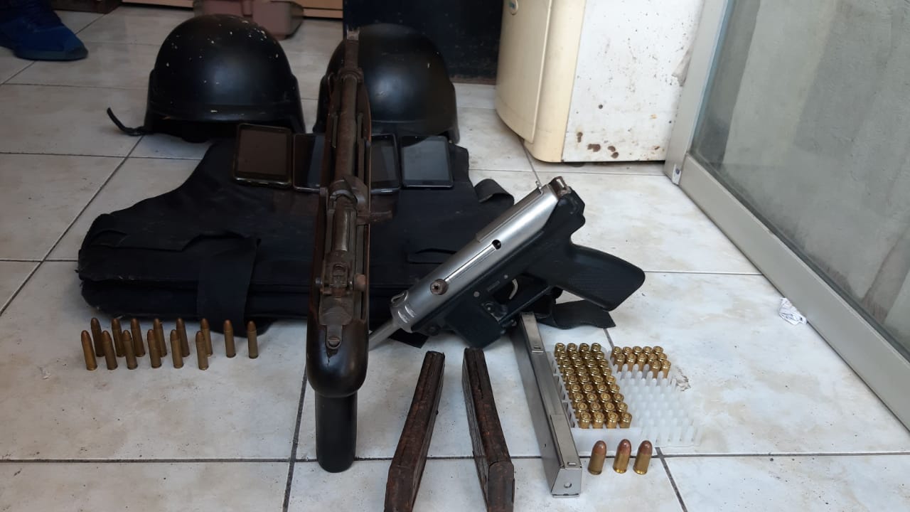 Las tres personas fueron detenidas en Villa Nueva con armas y un chaleco antibalas. Foto Prensa Libre: Policía Nacional Civil (PNC).