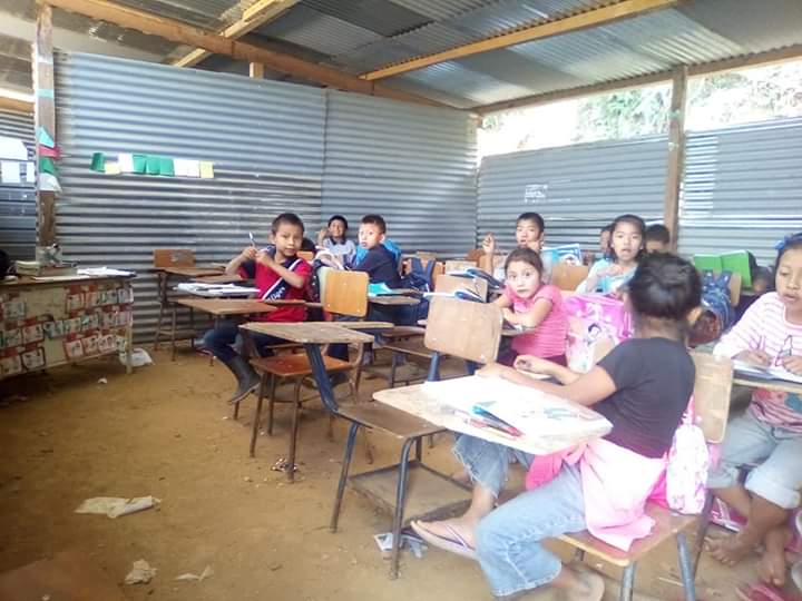 Los estudiantes de la Escuela Oficial Rural Mixta de la aldea Carin, en La Unión, Zacapa, reciben clases en galeras. (Foto Prensa Libre: Wilder López)