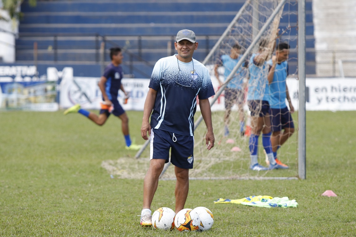 El técnico salvadoreño Jorge Rodríguez no logró levantar al equipo en el Clausura. (Foto Prensa Libre: José Sierra)