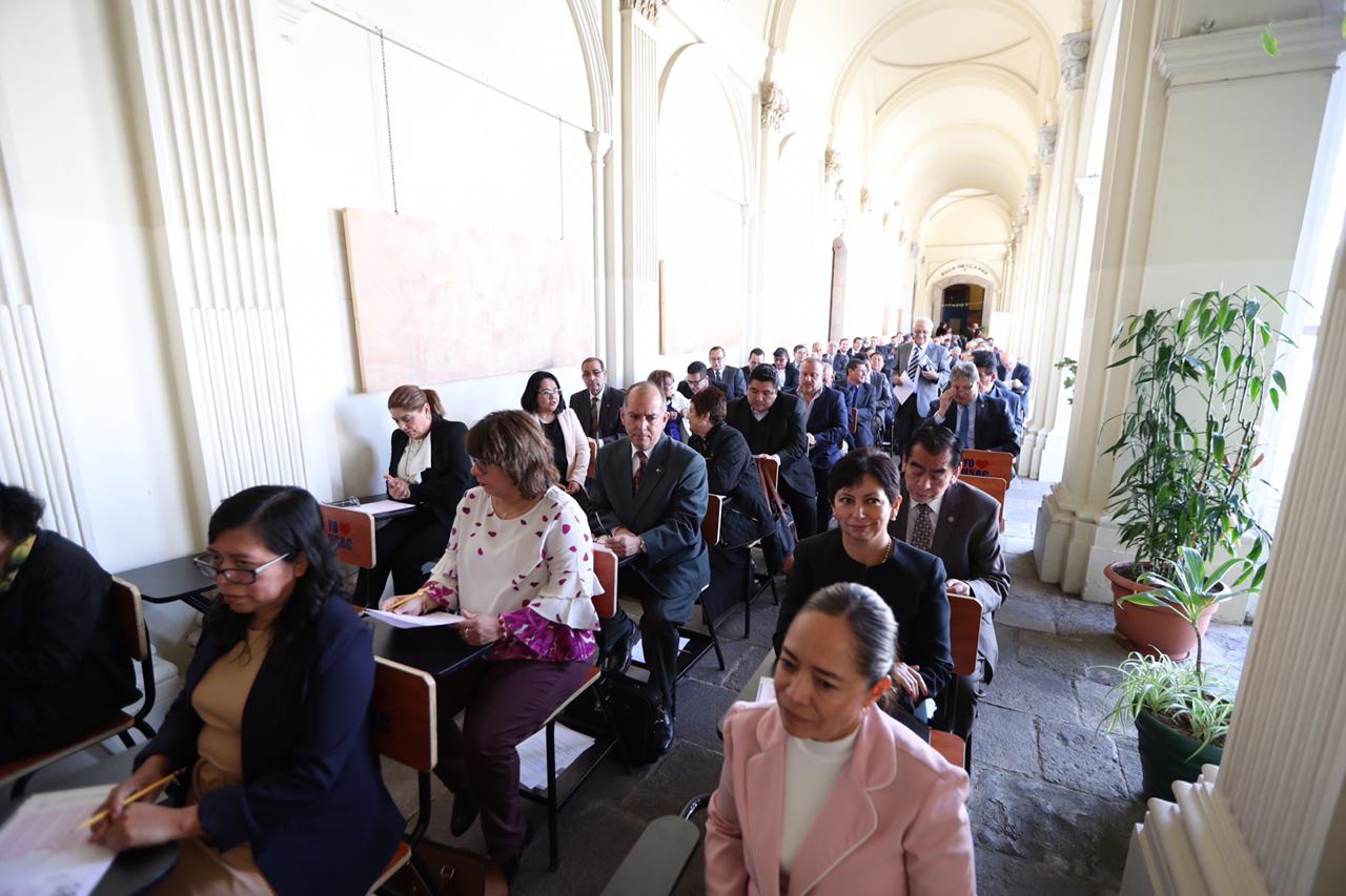 Los 90 profesionales que cumplieron con los requisitos formales realizaron la prueba psicométrica en el Museo de la Universidad de San Carlos (Musac). (Foto Prensa Libre. Miriam Fiqueroa)