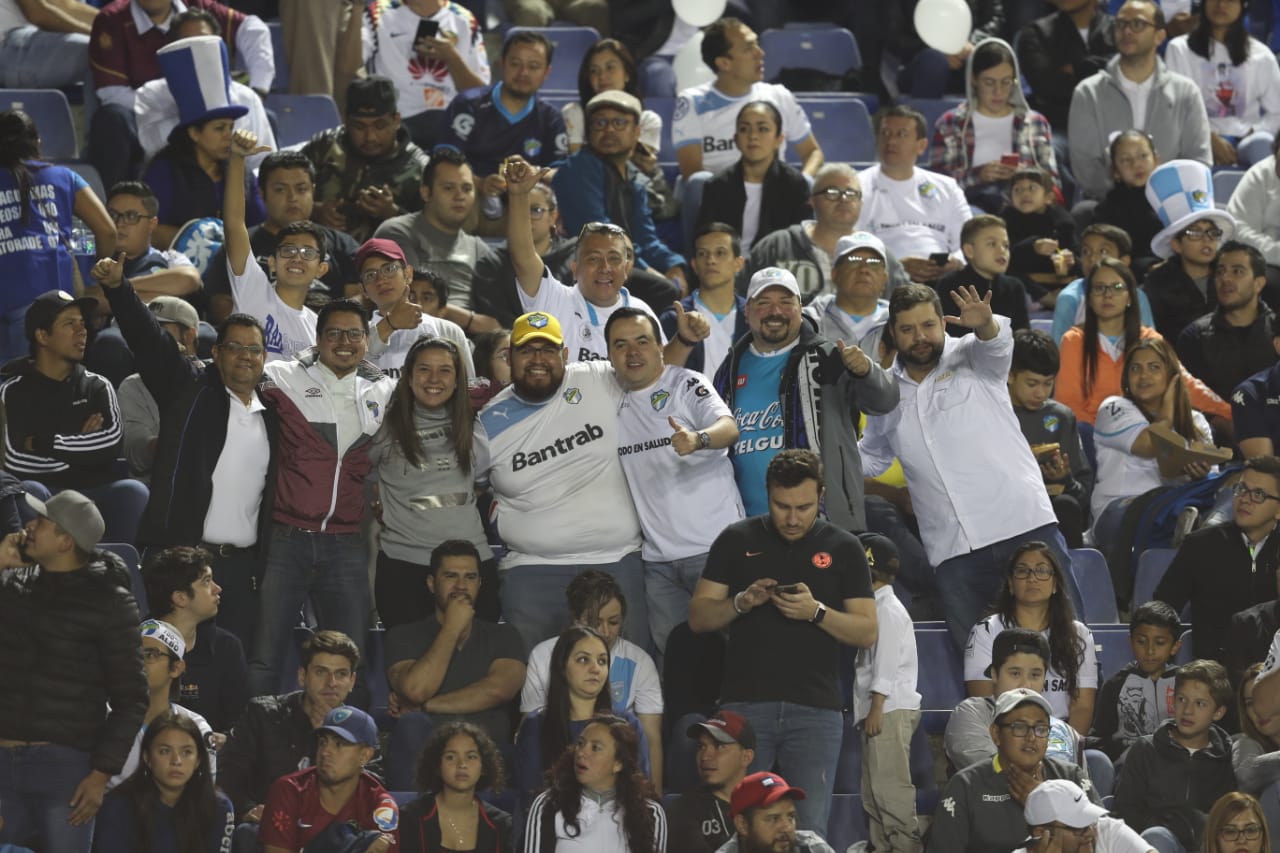 La familia crema cumplió con llenar el estadio y alentar al equipo. (Foto Prensa Libre: Norvin Mendoza)