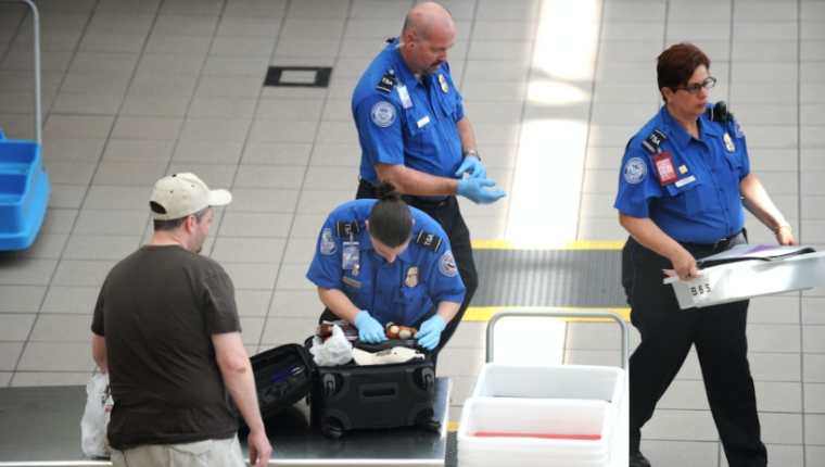 Ezequiel Almodóvar, de 39 años, trabajaba como agente migratorio en el aeropuerto internacional de Orlando Florida. (Prensa Libre: EFE)