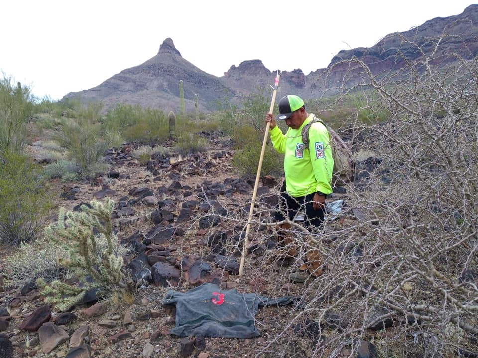 Un voluntario de Águilas del Desierto busca a migrantes ene l desierto de Arizona. (Foto: Águilas del Desierto)