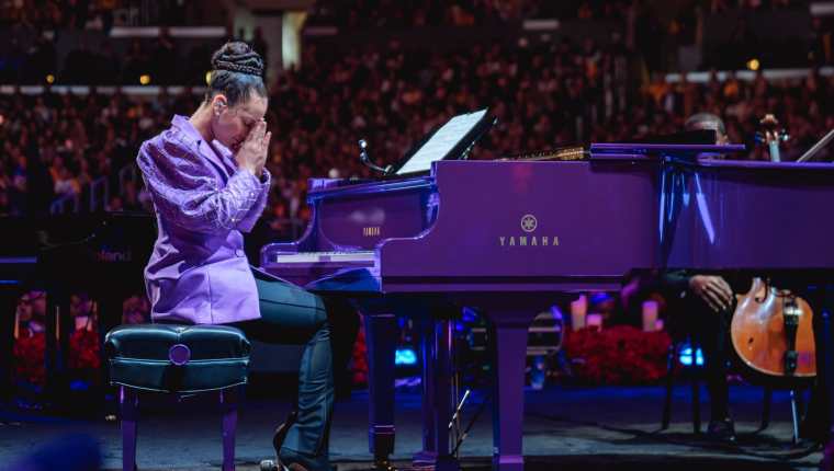 Alicia Keys rindió homenaje a Kobe Bryant y su hija Giana Bryant en el tributo póstumo que se realizó en Los Ángeles. (Foto Prensa Libre: Alicia Keys)
