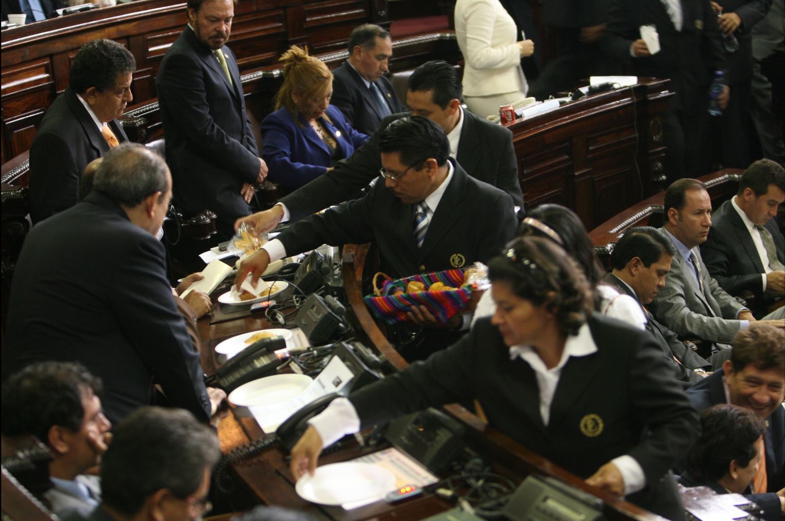 Ujieres del Congreso reparten comida durante la interpelación de Raúl Robles, ministro de Agricultura, en agosto de 2018. (Foto Prensa Libre: Hemeroteca PL)