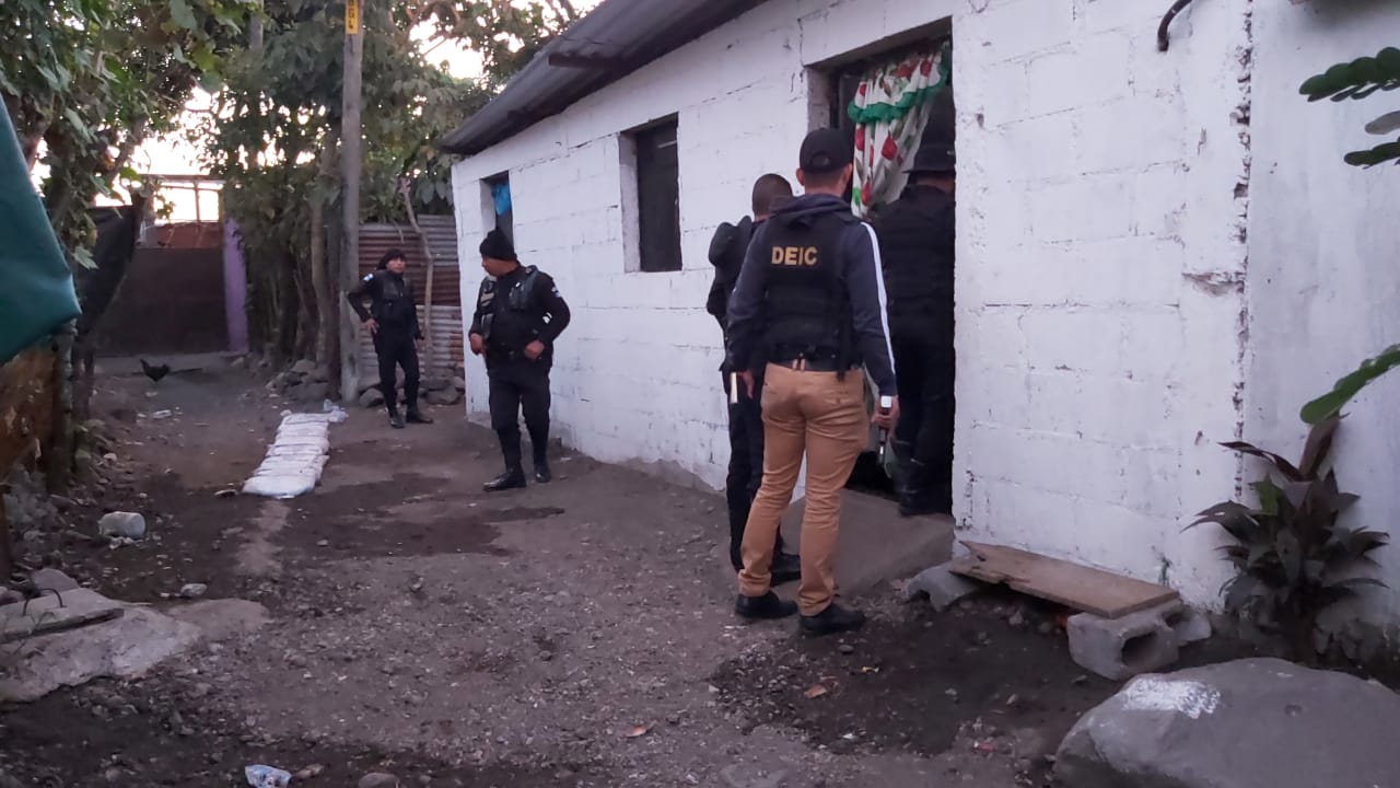 Los allanamientos comenzaron a las seis de la mañana de este sábado en cuatro municipios de Escuintla. (Foto Prensa Libre)