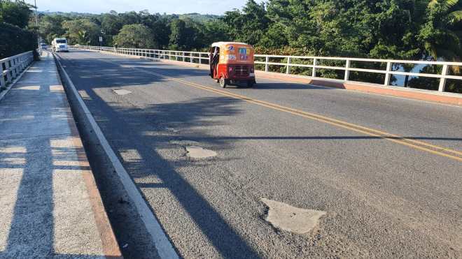 Varios hoyos se observan a lo largo del puente de Río Dulce, donde vecinos denuncian la falta de mantenimiento. (Foto Prensa Libre: Dony Stewart)