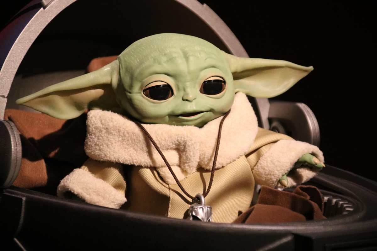 Vista general de los productos de Baby Yoda, figura que se ha transformado en uno de los fenómenos de Star Wars. (Foto Prensa Libre: EFE)