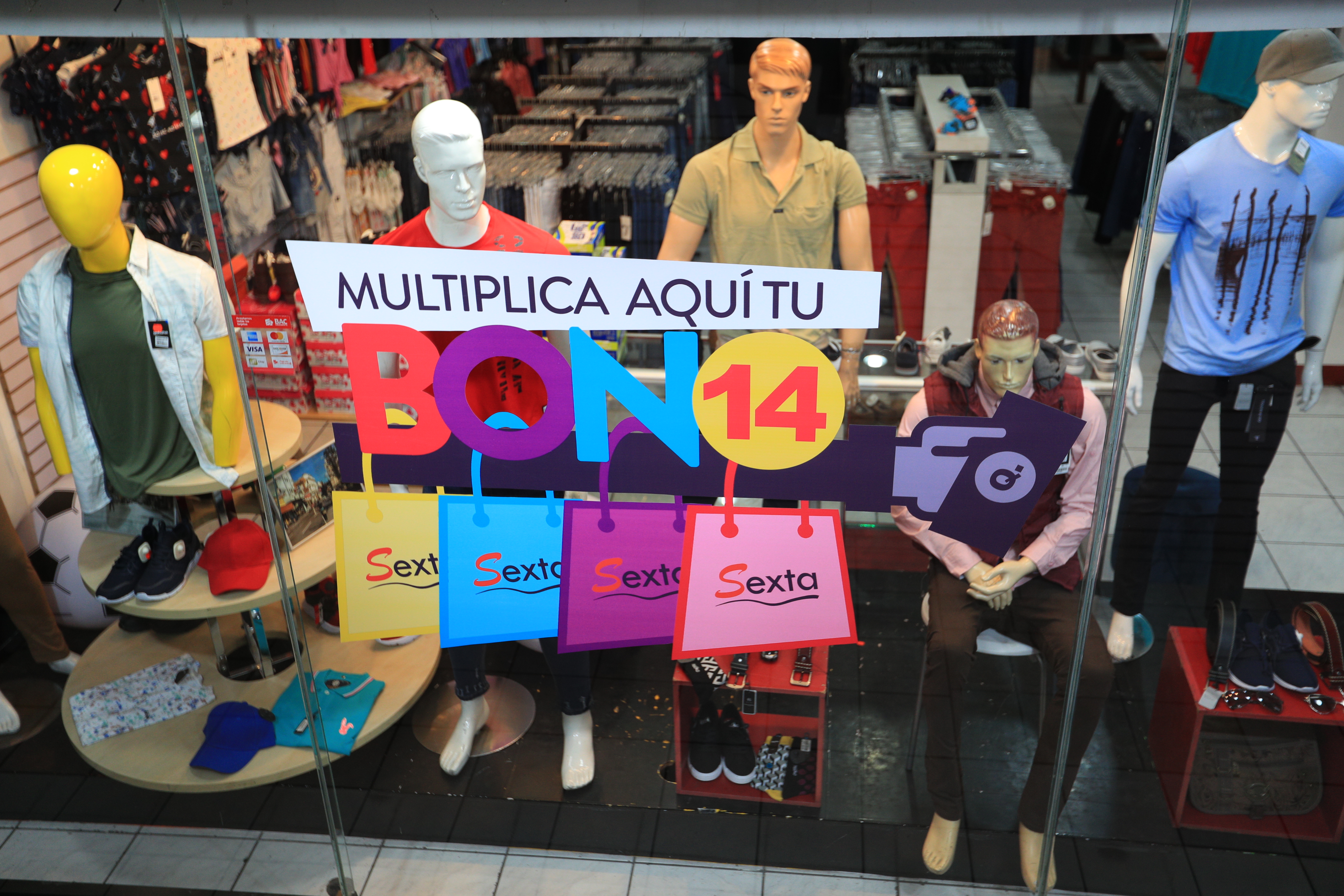 Los organismos Ejecutivo y Legislativo podrían presentar reformas a la ley de bonificación anual ante las circunstancias económicas actuales, ya que por norma las empresas deben cumplir con el pago del bono 14 este mes. (Foto Prensa Libre: Carlos Hernández Ovalle)