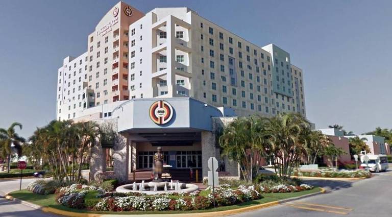 Imagen que muestra la entrada del hotel y casino Miccosukee, del Condado Miami. (Foto Prensa Libre: Google Street)