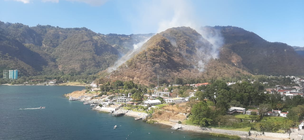 Autoridades acudieron a Panajachel, en Sololá, para controlar un incendio forestal en el cerro Santa Elena. (Foto Prensa Libre: Cortesía)