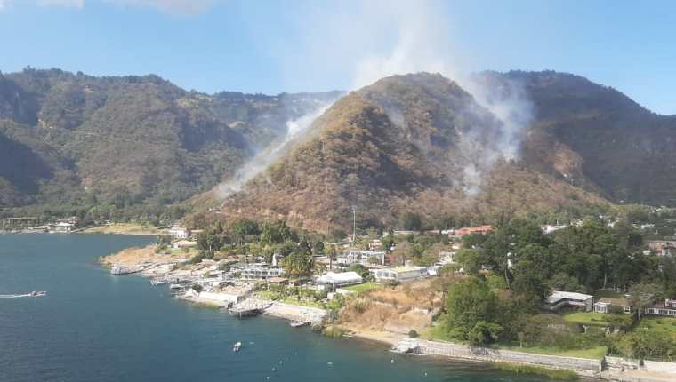 Autoridades acudieron a Panajachel, en Sololá, para controlar un incendio forestal en el cerro Santa Elena. (Foto Prensa Libre: Cortesía)