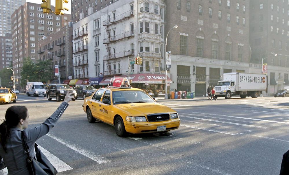En Nueva York los taxitas tienen miedo de contagiarse con el coronavirus, por lo que optaron por no subir a sus vehículos a usuarios asiáticos. (Foto Prensa Libre: Hemeroteca PL)