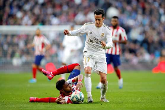 Lucas Vázquez, del Real Madrid, pelea por el control del balón con el francés del Atlético de Madrid, Thomas Lemar. (Foto Prensa Libre: EFE)