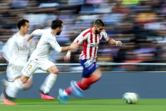 El jugador Yannick Carrasco del Atlético demostró su velocidad al disputar el balón con Daniel Carvajal  y Lucas Vázquez del Real Madrid. (Foto Prensa Libre: EFE)