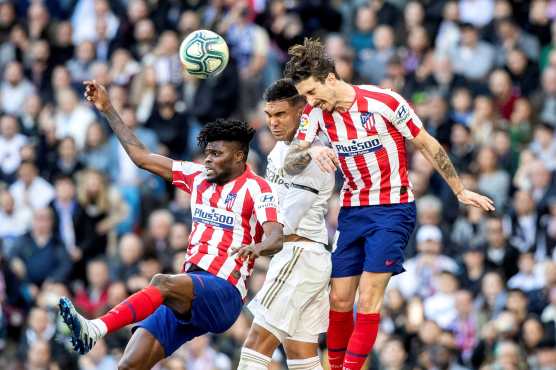 El centrocampista brasileño del Real Madrid Carlos Henrique Casemiro, fue vital en el cuadro merengue y durante el juego disputó el balón con los jugadores del Atlético de Madrid, Thomas Partey y Vrsaljko. (Foto Prensa Libre: EFE)