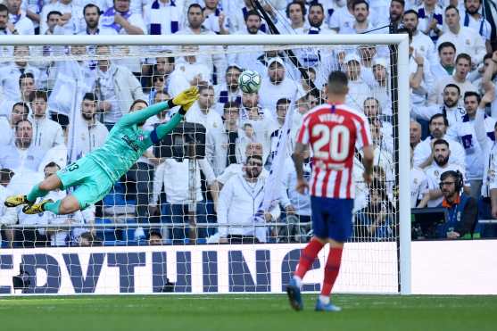 El portero del Atlético de Madrid Jan Oblak evitó que el Real Madrid anotara más goles y durante el encuentro destacó con varias atajadas. (Foto Prensa Libre: AFP)