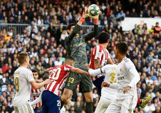 El portero del Real Madrid Thibaut Courtois también destacó durante el derbi y protegió la portería merengue. (Foto Prensa Libre: AFP)