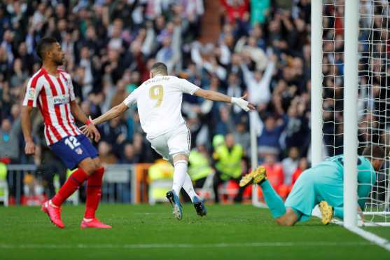 El delantero francés del Real Madrid Karim Benzema celebra el gol conseguido ante el Atlético de Madrid, durante el partido correspondiente a la jornada 22 de LaLiga. (Foto Prensa Libre: EFE)