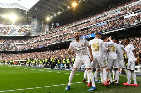 Karim Benzema celebra en el estadio Santigo Bernabeu junto a sus compañeros del Real Madrid. (Foto Prensa Libre: AFP)