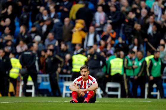 El centrocampista Marcos Llorente del Atlético de Madrid, muestra desconsuelo tras la derrota en el derbi de Madrid. (Foto Prensa Libre: EFE)