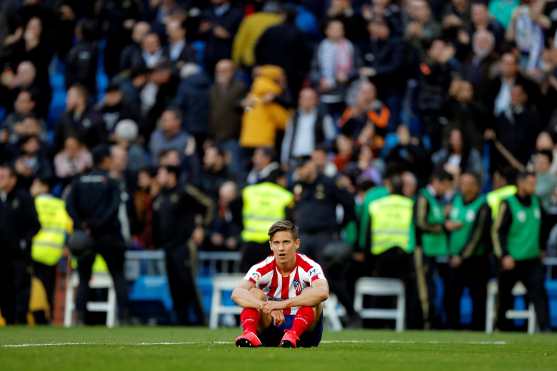 El centrocampista Marcos Llorente del Atlético de Madrid,  muestra desconsuelo tras la derrota en el derbi de Madrid. (Foto Prensa Libre: EFE)