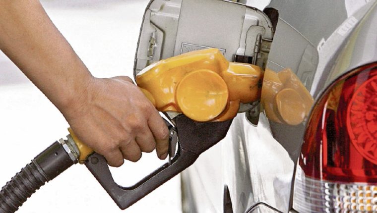 Precios de combustibles podrían seguir a la  baja. (Foto, Prensa Libre: Hemeroteca PL).