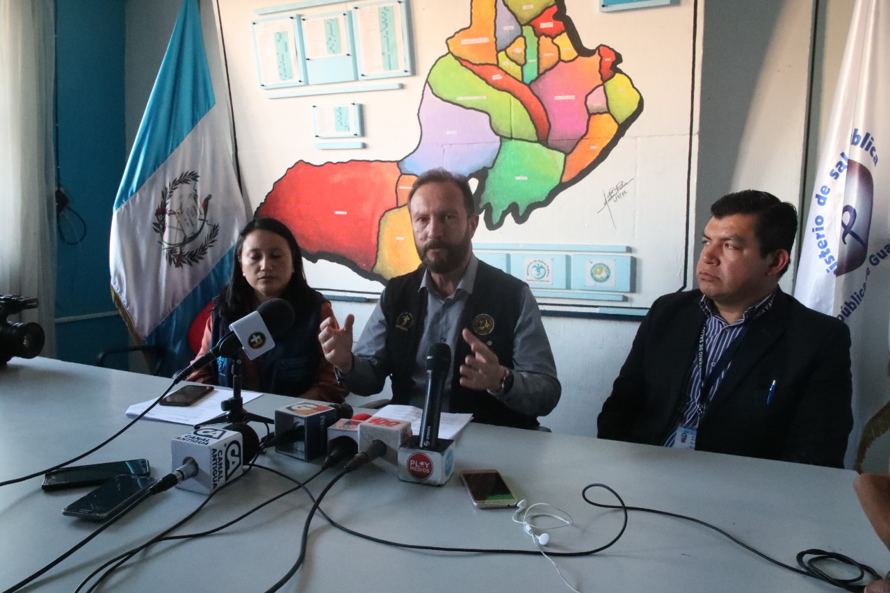Ana Gómez, epidemióloga del Área de Salud; Juan Nájera, director del Área de Salud de Quetzaltenango; y Giovanni Ortega, director del Hospital Regional de Occidente. (Foto Guatevisión: María José Longo).