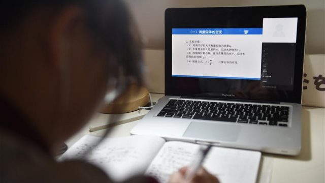 En China utilizan una plataforma nacional de aprendizaje en la nube. 
(Foto Prensa Libre: Chen Zhonghao/Xinhua)
