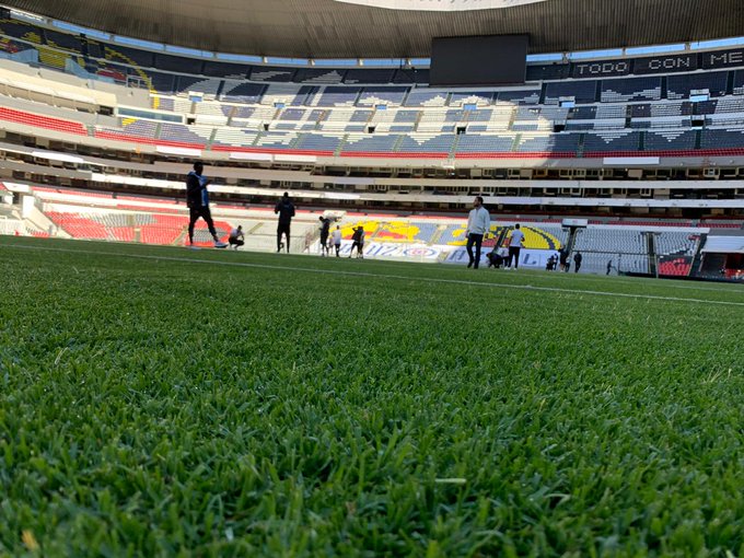 Jugadores cremas en el Estadio Azteca. (Foto Prensa Libre: Comunicaciones FC).