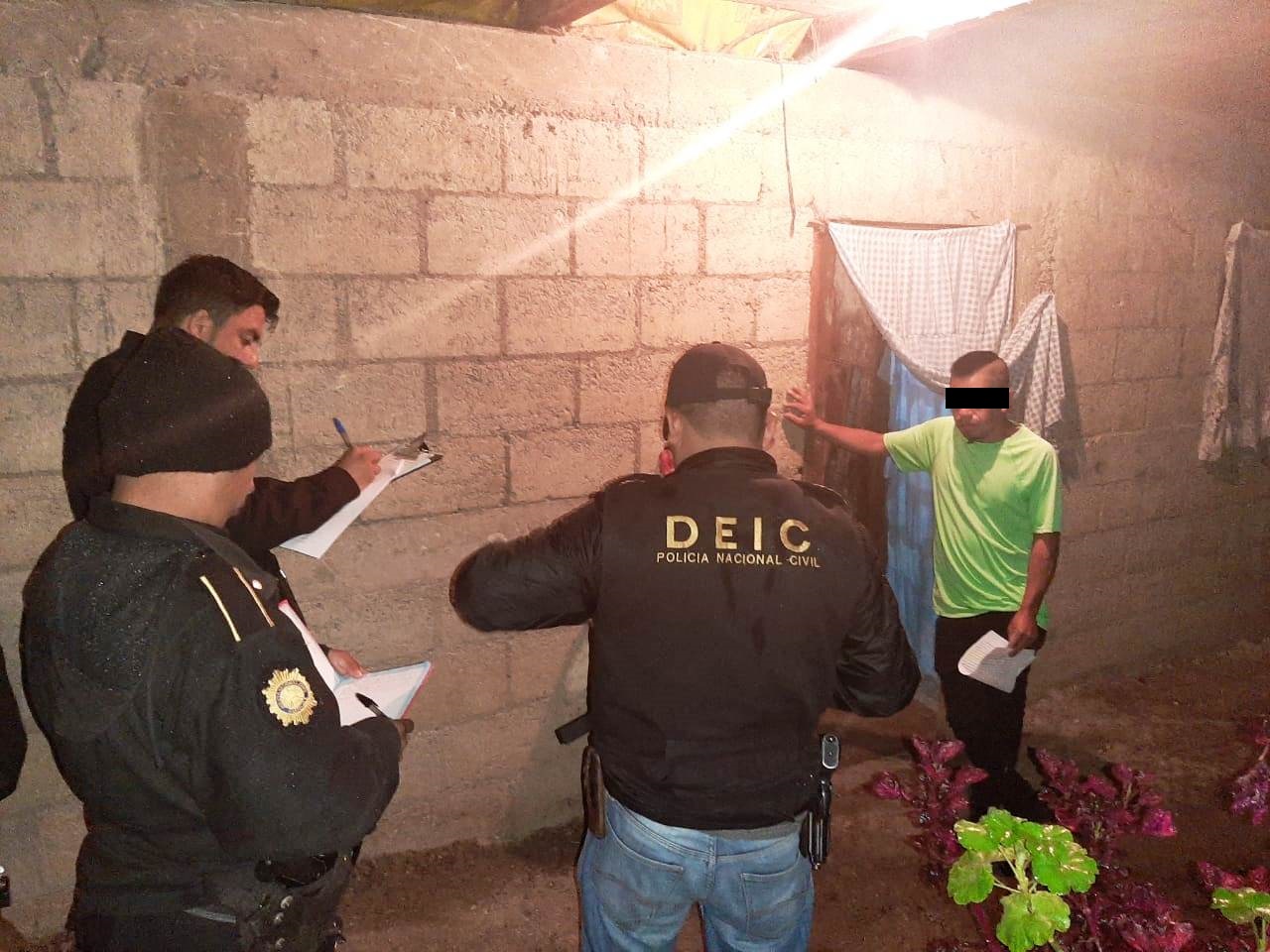 Investigadores de la Policía Nacional Civil notifican a una persona sobre el allanamiento en la vivienda. (Foto Prensa Libre: Cortesía)  