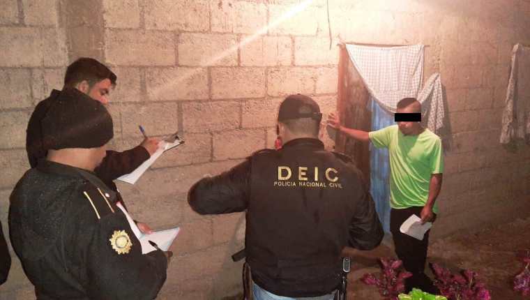Investigadores de la Policía Nacional Civil notifican a una persona sobre el allanamiento en la vivienda. (Foto Prensa Libre: Cortesía)  