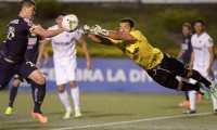 Martin Zuniga (L) of Mexico's America vies for the ball with goalkeeper David Guerra of Comunicaciones FC from Guatemala during the CONCACAF Champions League at Cementos Progreso Stadium in Guatemala city on August 26, 2014. AFP PHOTO/Johan ORDONEZ