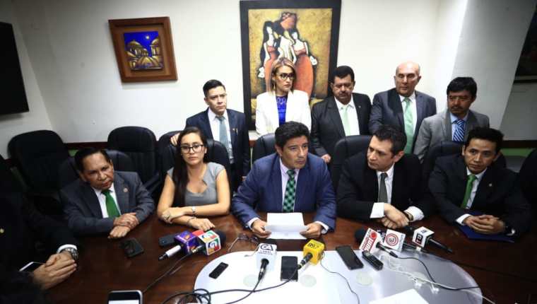 Un grupo de diputados, encabezado por Carlos Barreda -al centro- piden la expulsión de Sandra Torres del partido UNE. (Foto Prensa Libre)