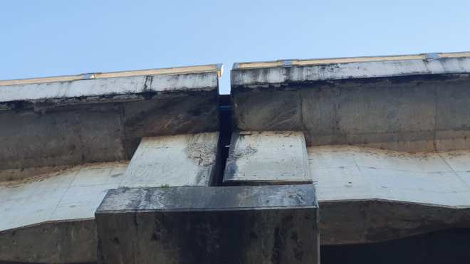 La separación de pieza del puente de Río Dulce hace pensar a vecinos que la estructura puede colapsar. (Foto Prensa Libre: Dony Stewart)