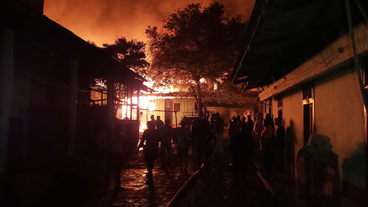 Curiosos observan las llamas del incendio en el centro de Mazatenango. (Foto Prensa Libre: Marvin Tunchez) 
